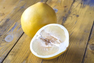 Ahşap masada Pomelo: kesit