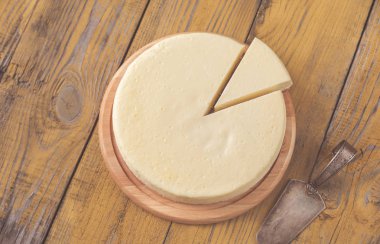 Geleneksel cheesecake düz ahşap masa üzerinde yatıyordu