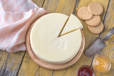 Geleneksel cheesecake düz ahşap masa üzerinde yatıyordu