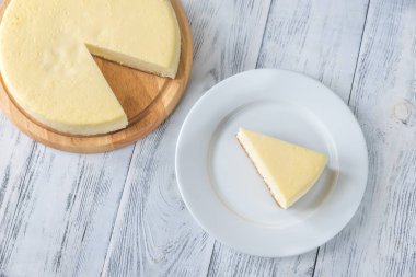Geleneksel cheesecake düz ahşap masa üzerinde yatıyordu