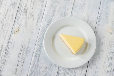 Geleneksel cheesecake düz ahşap masa üzerinde yatıyordu