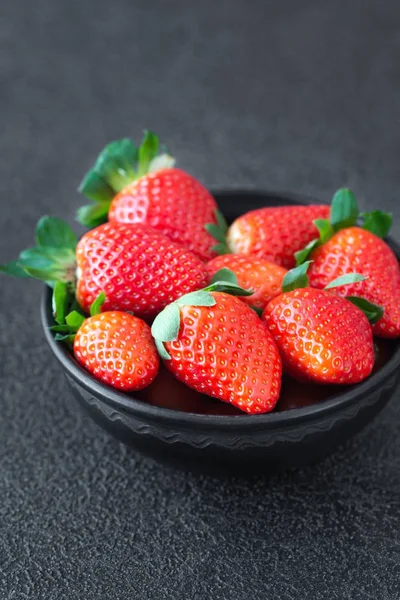 Ciotola Fragole Fresche Sul Tavolo Legno — Foto Stock