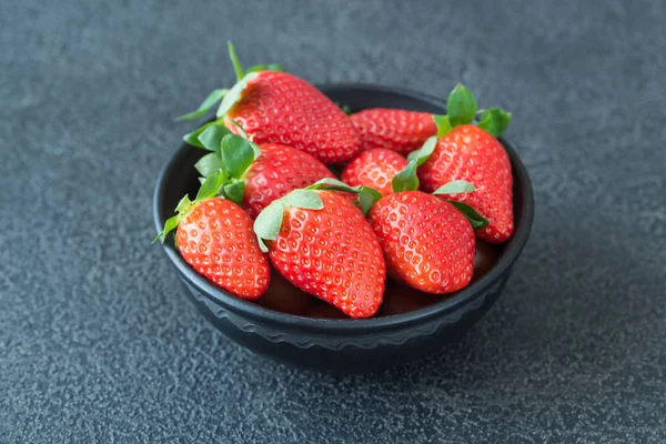 Schüssel Mit Frischen Erdbeeren Auf Dem Holztisch — Stockfoto