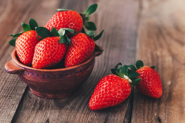 Ciotola Fragole Fresche Sul Tavolo Legno — Foto Stock