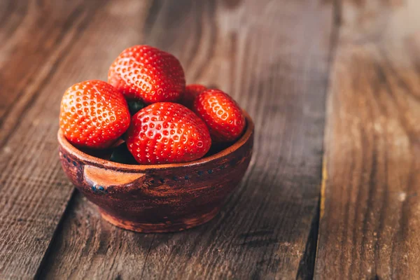 Ciotola Fragole Fresche Sul Tavolo Legno — Foto Stock