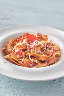 Amatriciana soslu tagliatelle makarna bölümünü