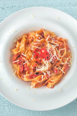 Amatriciana soslu tagliatelle makarna bölümünü