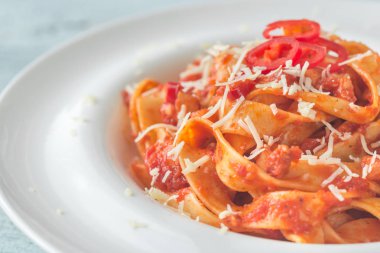 Amatriciana soslu tagliatelle makarna bölümünü