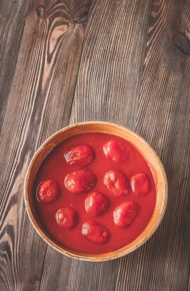 Schaal Van Tomaten Blik Houten Achtergrond — Stockfoto