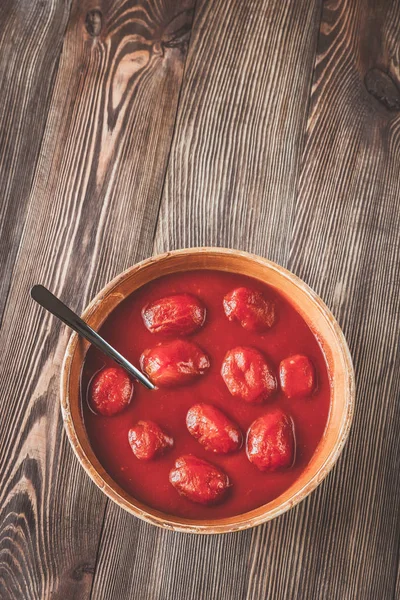 Schaal Van Tomaten Blik Houten Achtergrond — Stockfoto