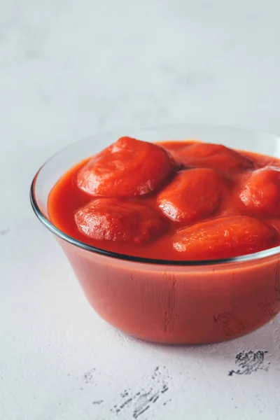 Schaal Met Tomaten Blik Tafel — Stockfoto