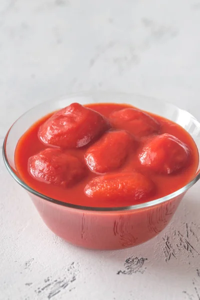 Schaal Met Tomaten Blik Tafel — Stockfoto