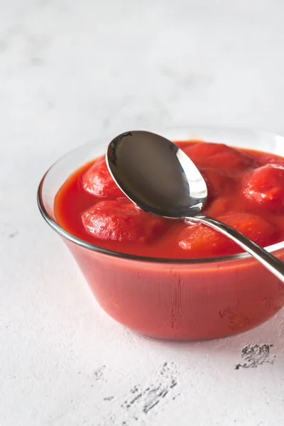 Schaal Met Tomaten Blik Tafel — Stockfoto