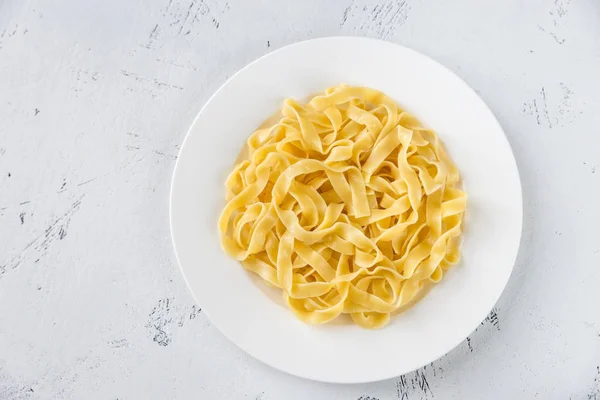 Portie Fettuccine Witte Achtergrond — Stockfoto