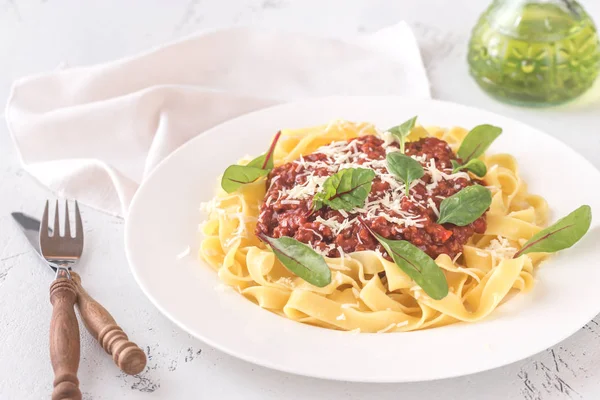 Porción Tagliatelle Con Salsa Boloñesa Sobre Mesa —  Fotos de Stock