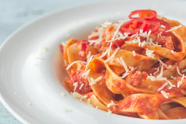 Porcję Makaronu Tagliatelle Sosem Amatriciana — Zdjęcie stockowe