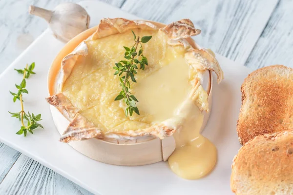 Gebakken Camembert Kaas Met Sneetjes Geroosterd Brood — Stockfoto