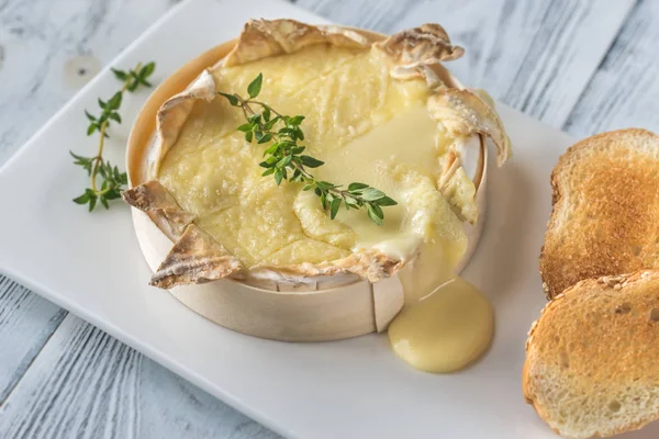 Gebakken Camembert Kaas Met Sneetjes Geroosterd Brood — Stockfoto