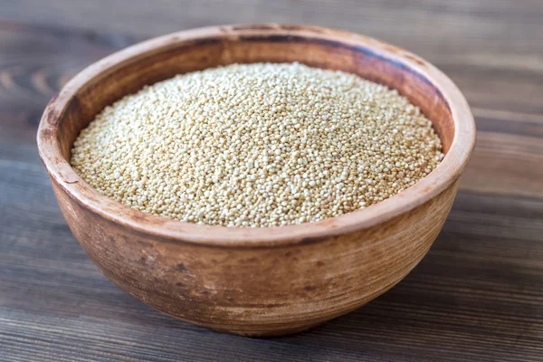 Schüssel Mit Rohem Weißen Quinoa Auf Dem Hölzernen Hintergrund — Stockfoto