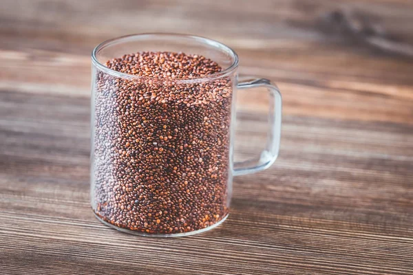 Glasbecher Mit Rotem Quinoa Auf Dem Hölzernen Hintergrund — Stockfoto