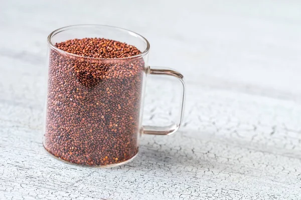 Glasbecher Mit Rotem Quinoa Auf Dem Hölzernen Hintergrund — Stockfoto