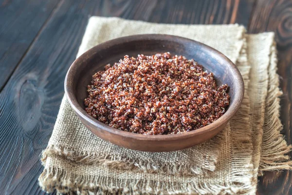 Schüssel Mit Rotem Quinoa Auf Dem Hölzernen Hintergrund — Stockfoto