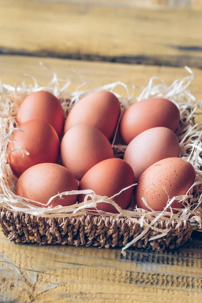 木製の背景に生の鶏の卵のバスケット — ストック写真