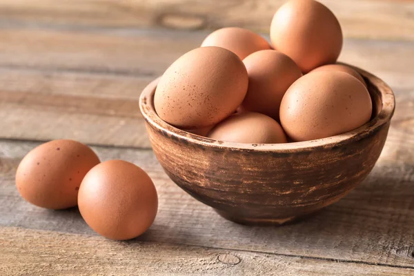木製の背景に生の鶏の卵のボウル — ストック写真