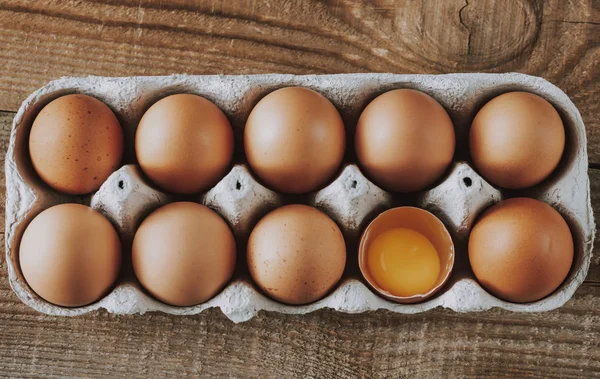 木製の背景に生の鶏肉卵のトレイ — ストック写真