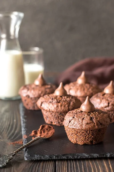 Czekoladowe Muffinki Tablicy Czarnego Kamienia — Zdjęcie stockowe