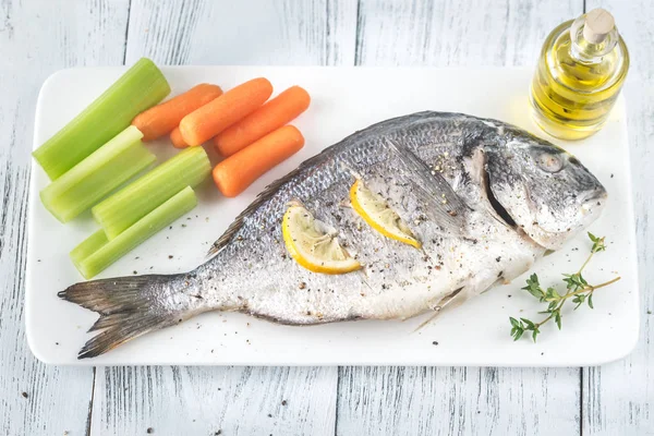 Gebakken Dorada Gegarneerd Met Baby Wortelen Bleekselderij Stengels — Stockfoto