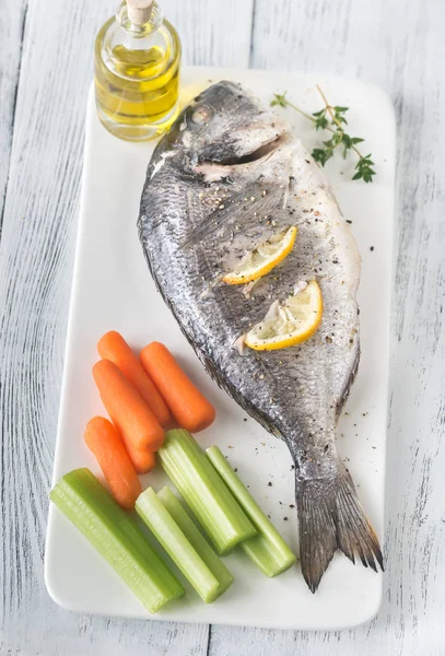 Dorada Horno Adornada Con Zanahorias Bebé Tallos Apio —  Fotos de Stock