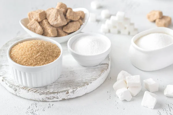 Ahşap arka planda farklı şekillerde şeker var.