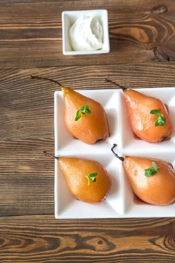 Krem peynirli haşlanmış armut taze nane ile süslenmiş.