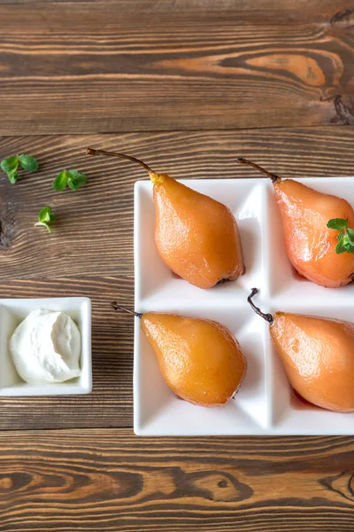 Pere Camicia Con Crema Formaggio Decorata Con Menta Fresca — Foto Stock