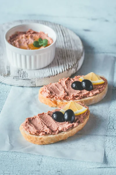 Сэндвич с куриным паштетом и черными оливками — стоковое фото