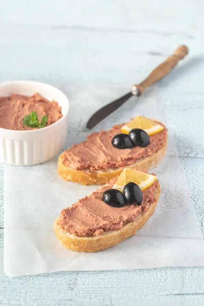 Сэндвич с куриным паштетом и черными оливками — стоковое фото