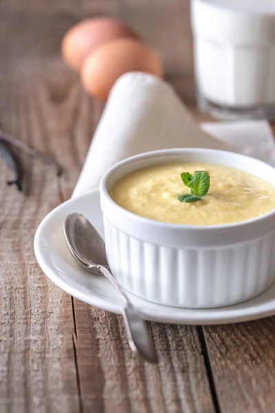 Creme sobre o fundo de madeira — Fotografia de Stock