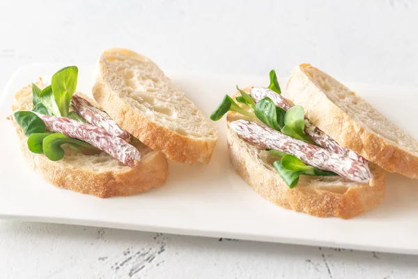 Sandwich avec mini-fuets sur fond blanc — Photo
