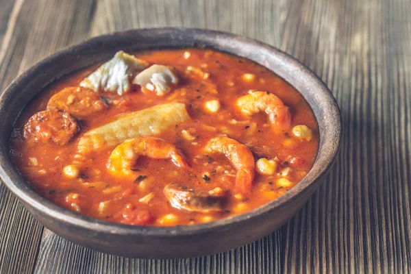Gedeelte van de Spaanse soep van vis en chorizo — Stockfoto