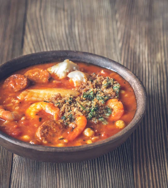 Del av spanska fisk och chorizo soppa — Stockfoto