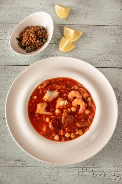 Porción de sopa de pescado y chorizo español — Foto de Stock