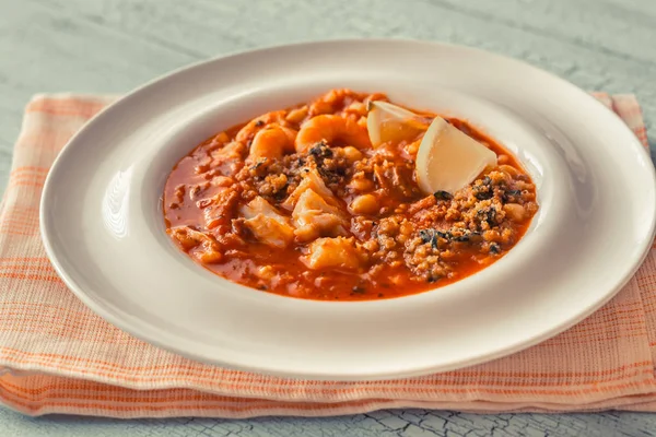 Del av spanska fisk och chorizo soppa — Stockfoto