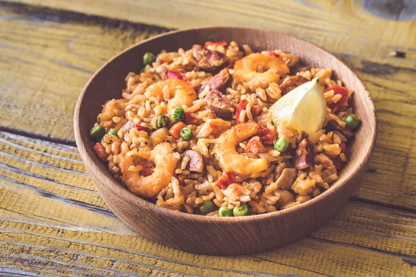 Bowl of chicken and chorizo paella — Stock Photo, Image