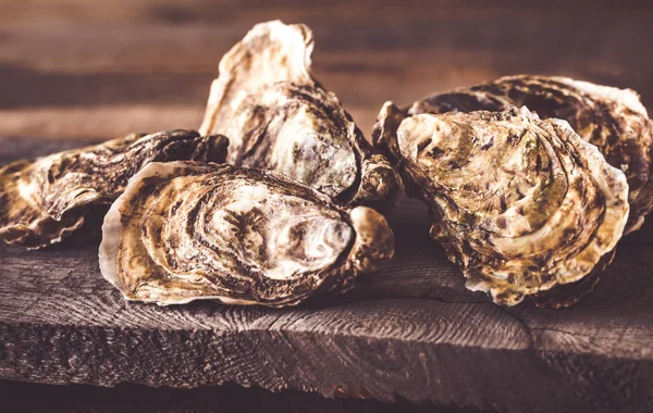 Raw oysters on the board — Stock Photo, Image