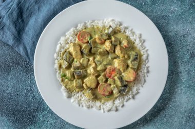 Tay yeşil tavuk köri pirinç