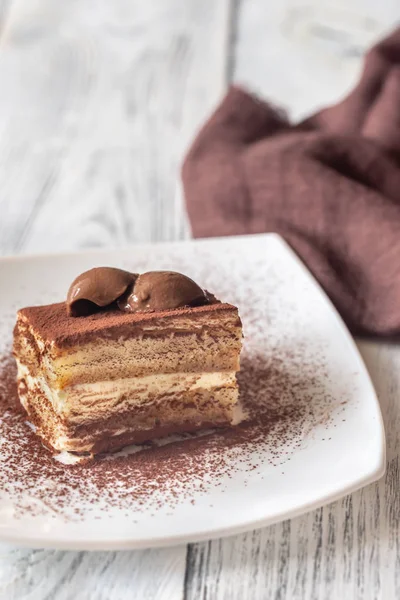 Porzione di tiramisù sulla lastra bianca — Foto Stock