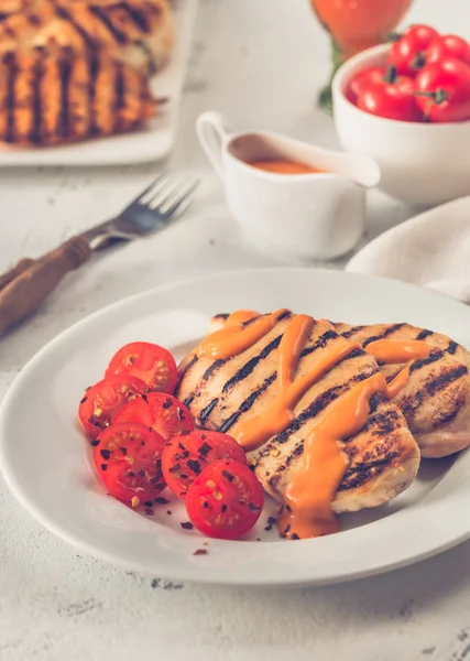 Жареная куриная грудка с соусом и помидорами черри — стоковое фото