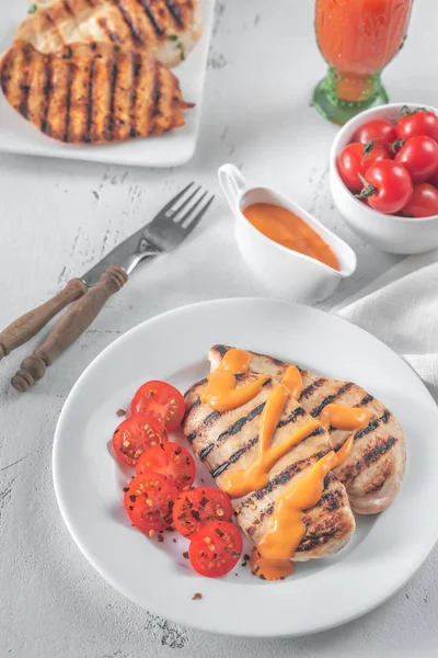 Peito de frango grelhado com molho e tomate cereja — Fotografia de Stock