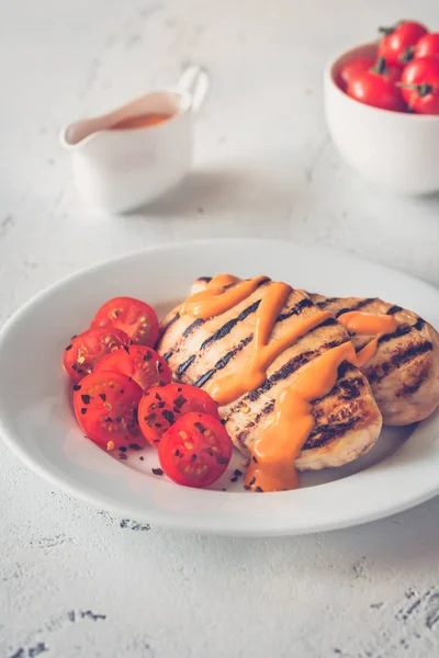 Peito de frango grelhado com molho e tomate cereja — Fotografia de Stock